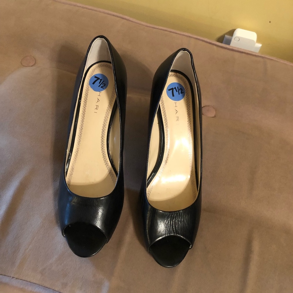 Tahari open toe pump size 7.5